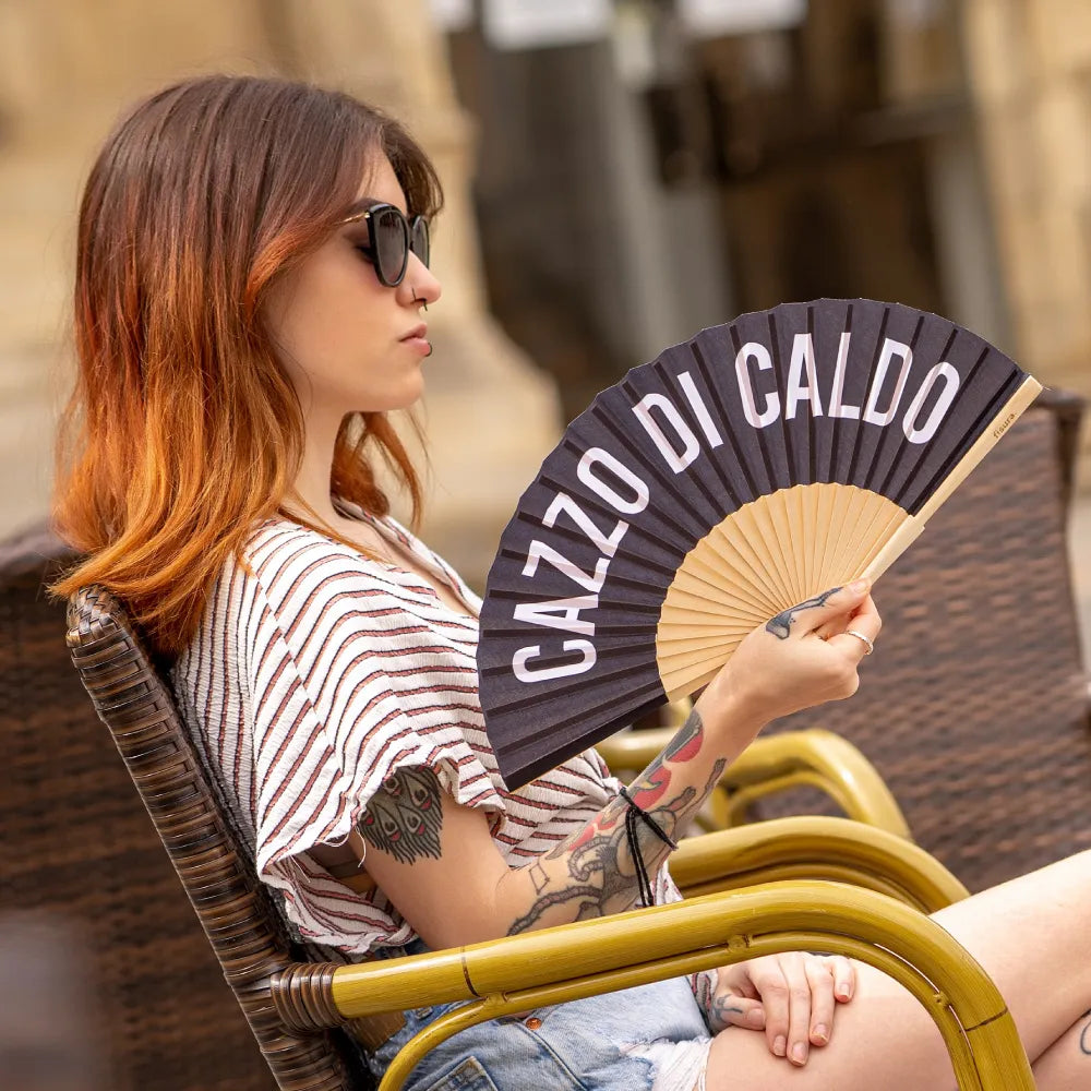 Ventaglio nero "Cazzo di caldo"